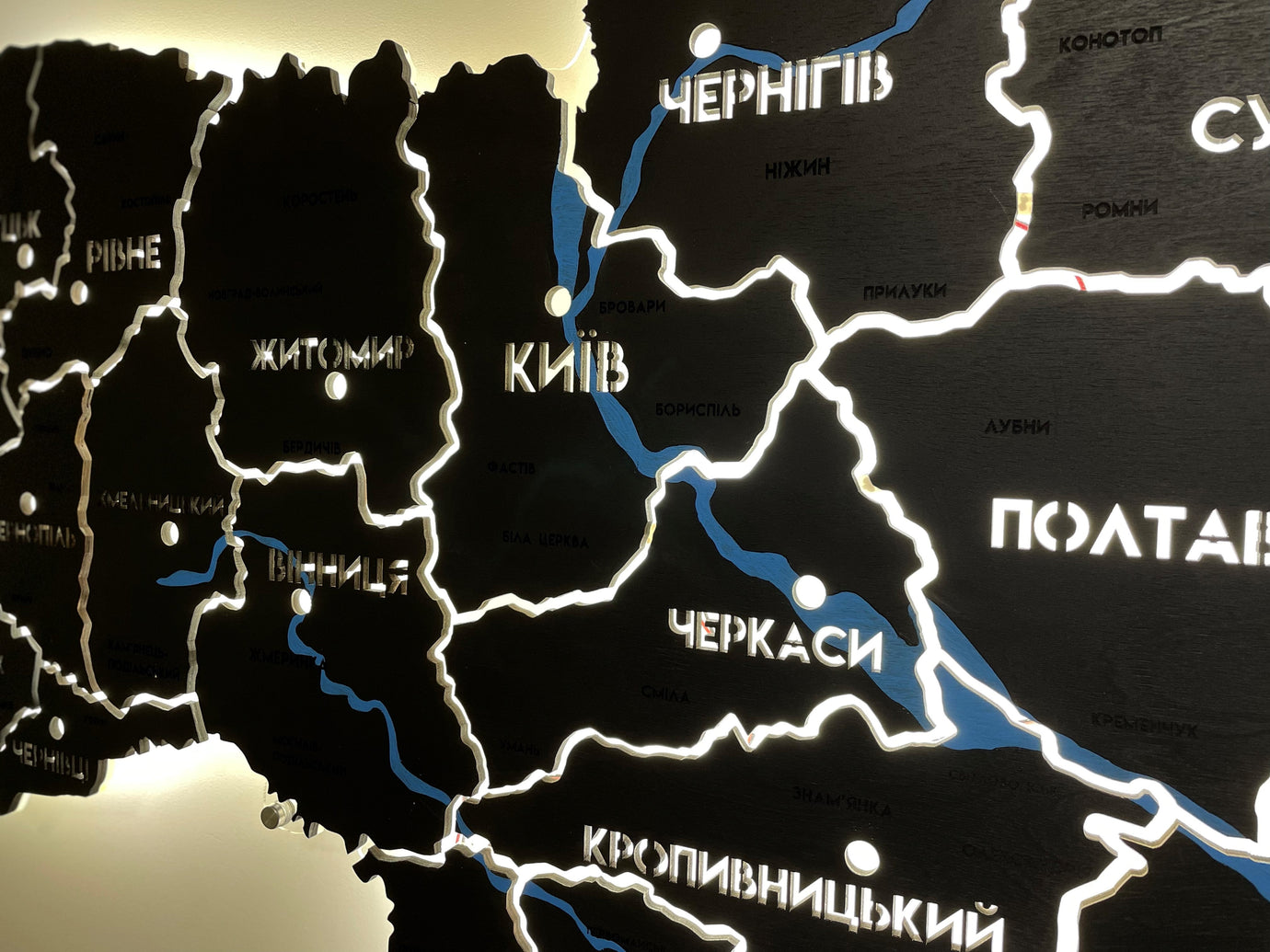 Карта України на акрилі з фарбованими річками та підсвіткою між областями колір Black